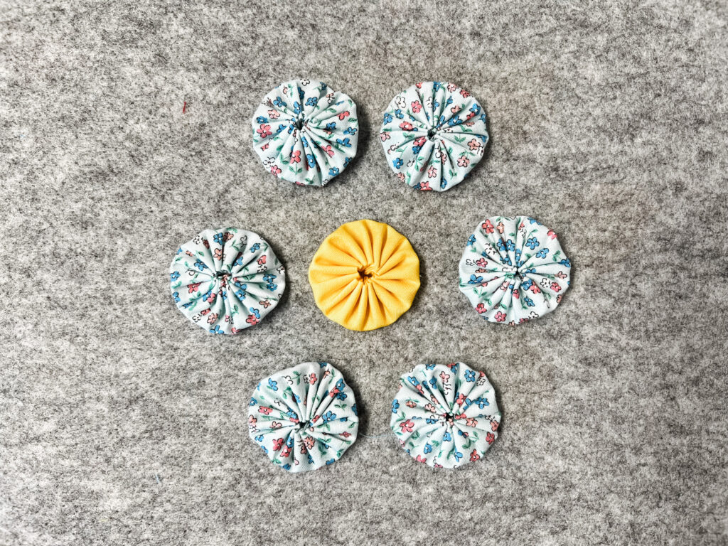 Arranging yo-yos into flower, step 1
