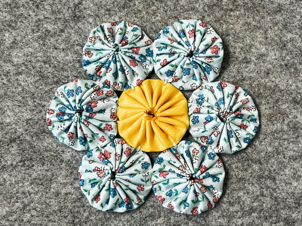 Arranging yo-yos into flower, step 6